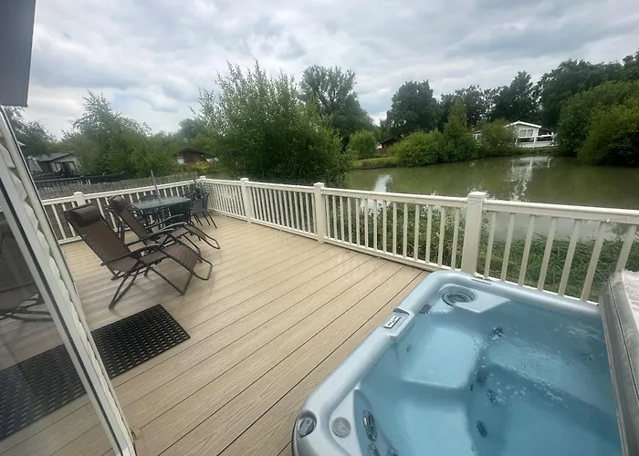 Luxury Lakeside Lodge L2 With Hot Tub Situated At Tattershall Lakes Country Park