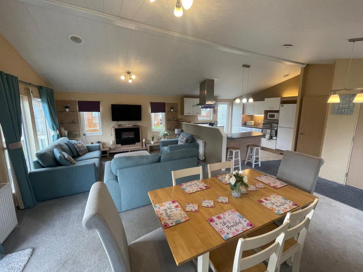 Holiday home Luxury Lakeside L2 With Hot Tub Situated At Lakes Country Park *