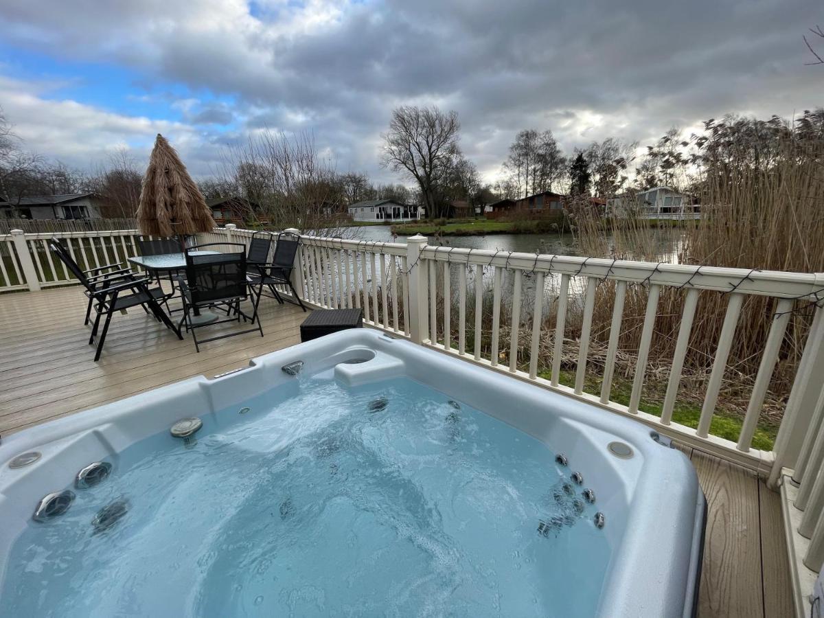 Luxury Lakeside L2 With Hot Tub Situated At Lakes Country Park *