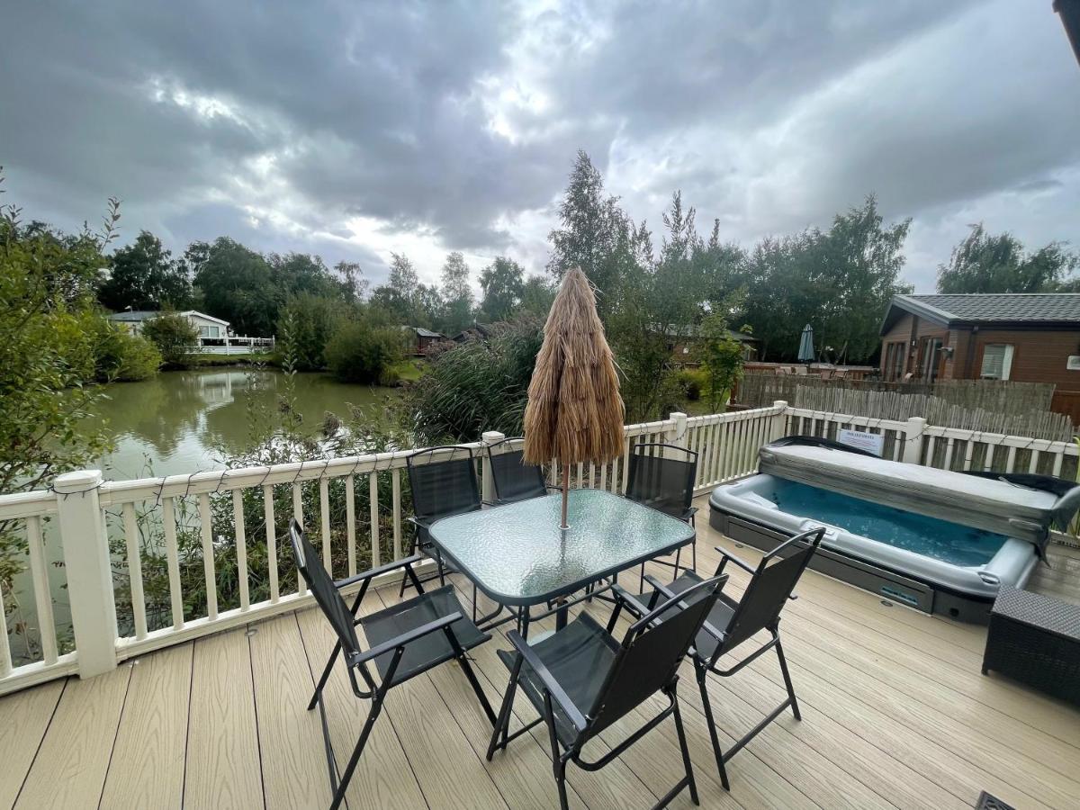 Luxury Lakeside L2 With Hot Tub Situated At Lakes Country Park Holiday home Tattershall