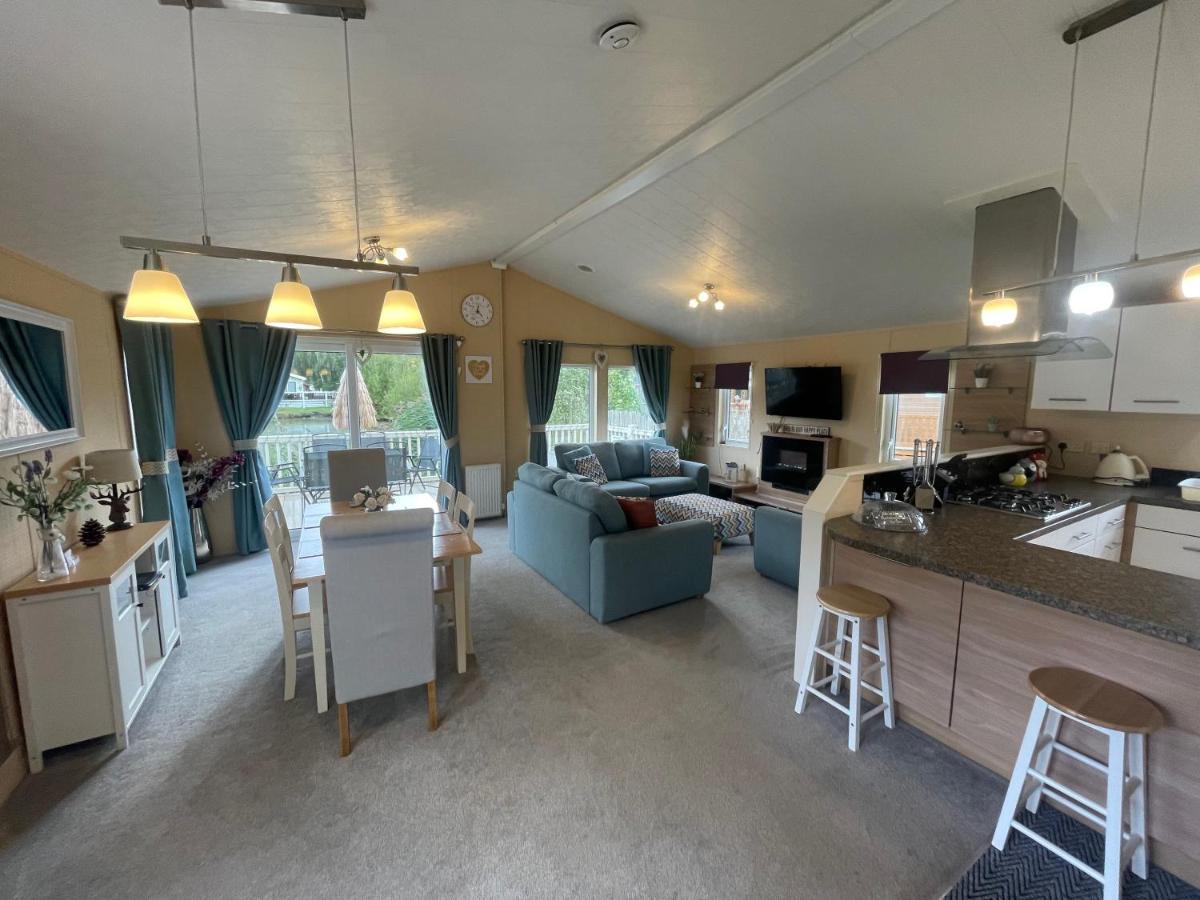 Luxury Lakeside L2 With Hot Tub Situated At Lakes Country Park * Tattershall