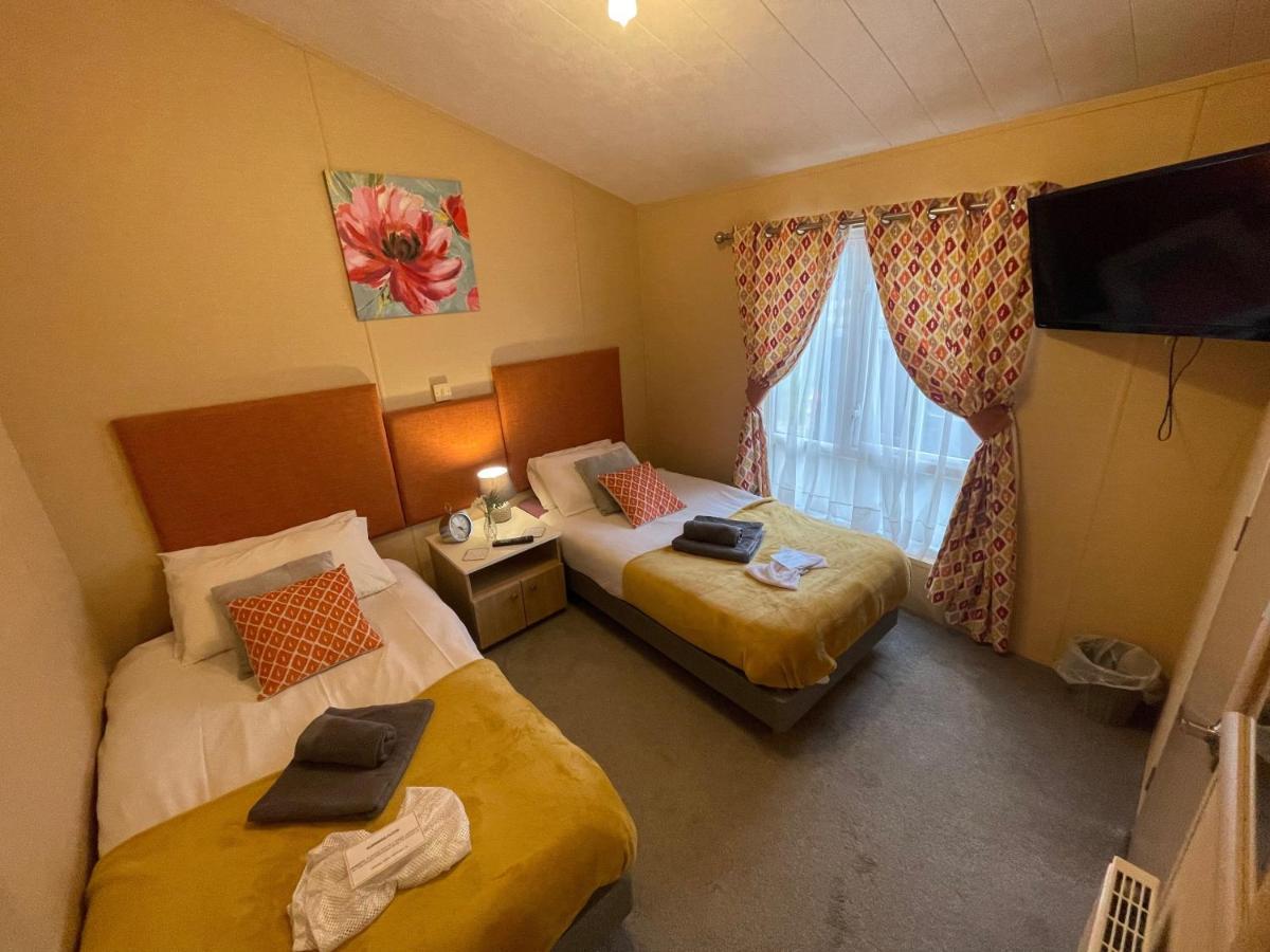 Luxury Lakeside L2 With Hot Tub Situated At Lakes Country Park