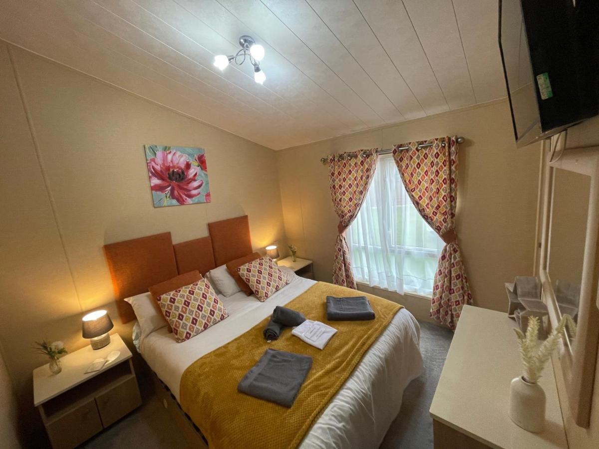 Luxury Lakeside L2 With Hot Tub Situated At Lakes Country Park Holiday home