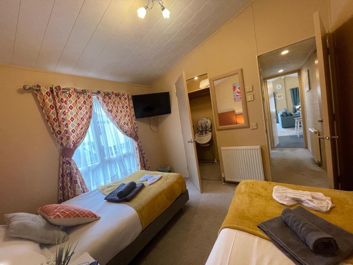 Holiday home Luxury Lakeside L2 With Hot Tub Situated At Lakes Country Park *