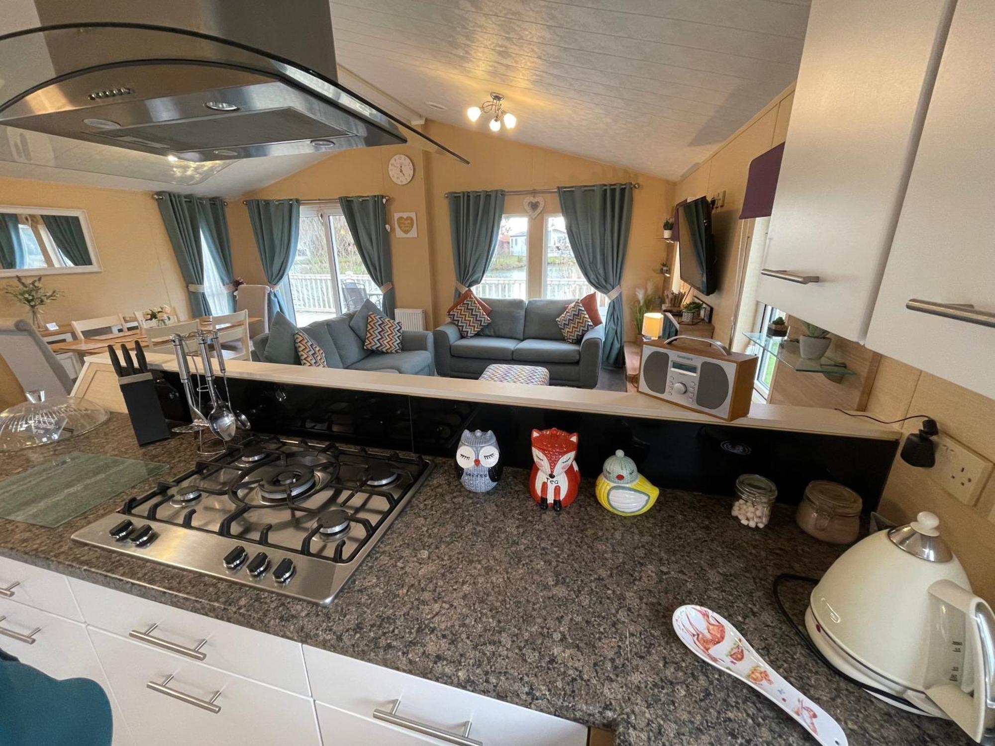 Luxury Lakeside L2 With Hot Tub Situated At Lakes Country Park * Tattershall
