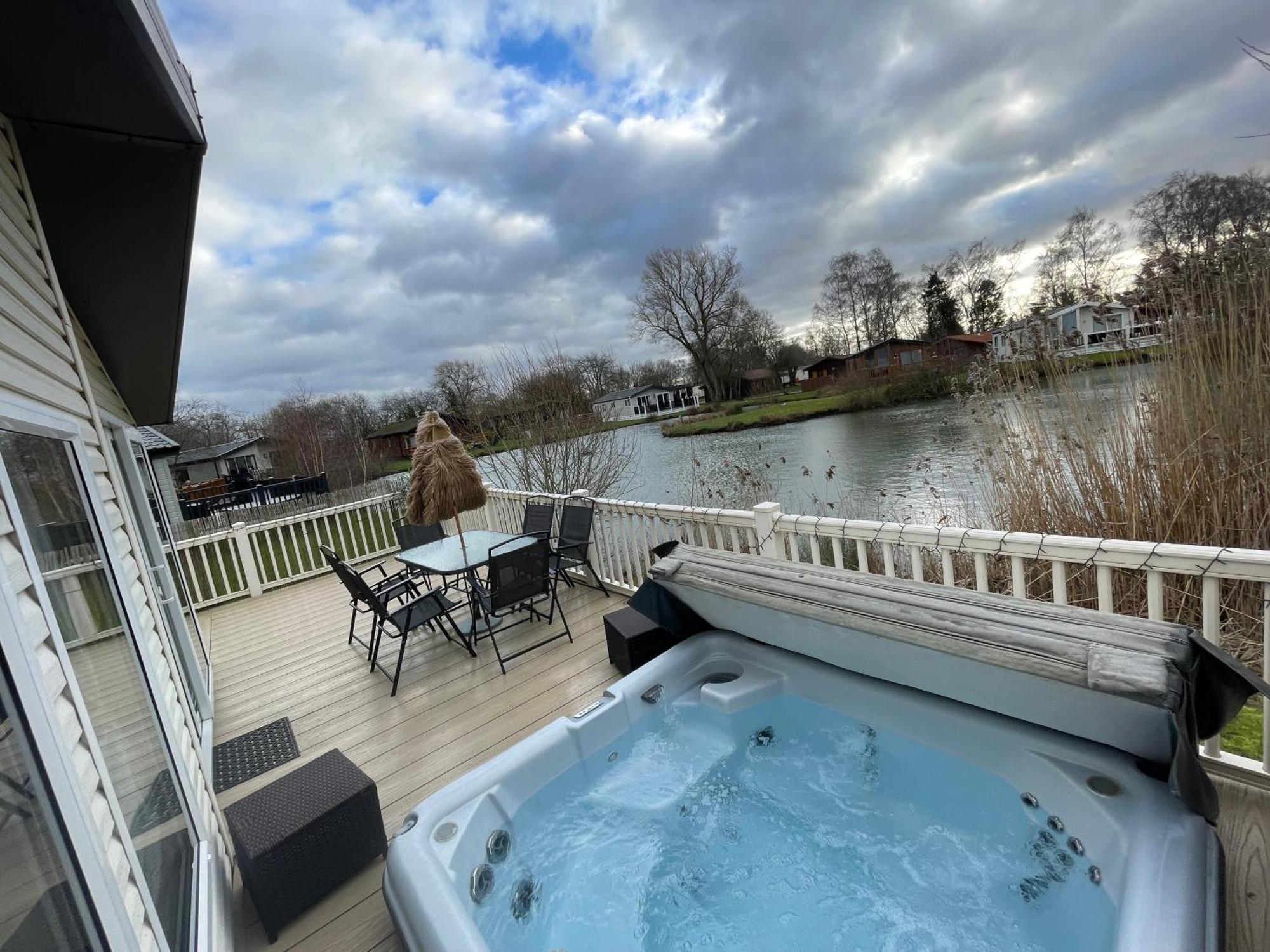 Luxury Lakeside L2 With Hot Tub Situated At Lakes Country Park Tattershall