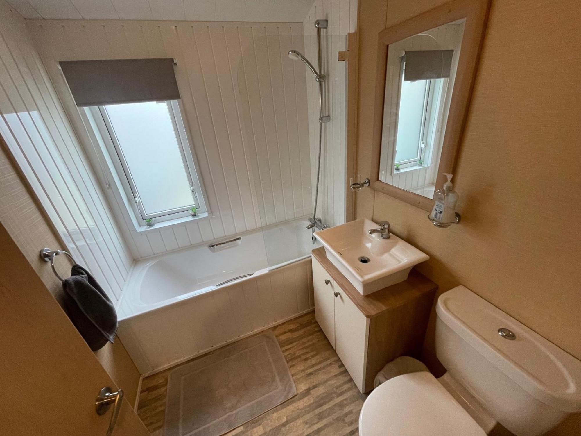 Holiday home Luxury Lakeside L2 With Hot Tub Situated At Lakes Country Park *