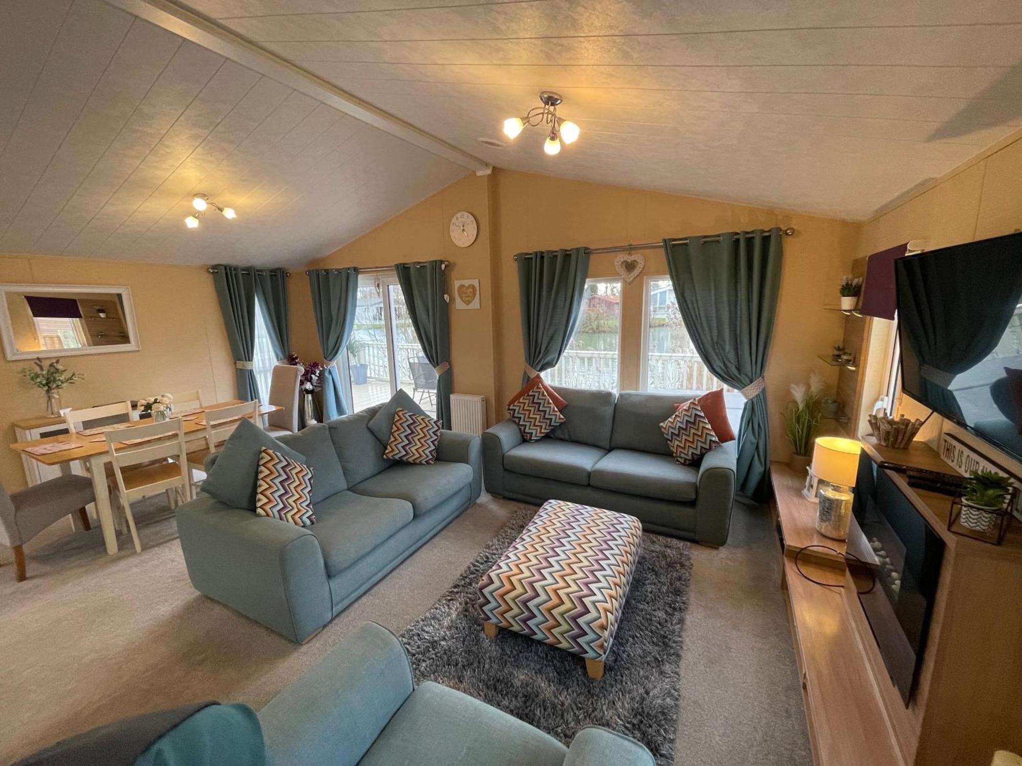 Luxury Lakeside L2 With Hot Tub Situated At Lakes Country Park Holiday home Tattershall