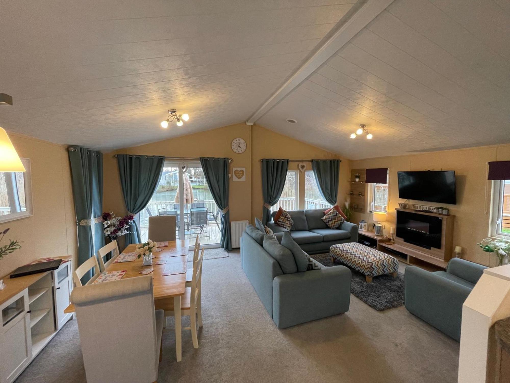 Luxury Lakeside L2 With Hot Tub Situated At Lakes Country Park Holiday home