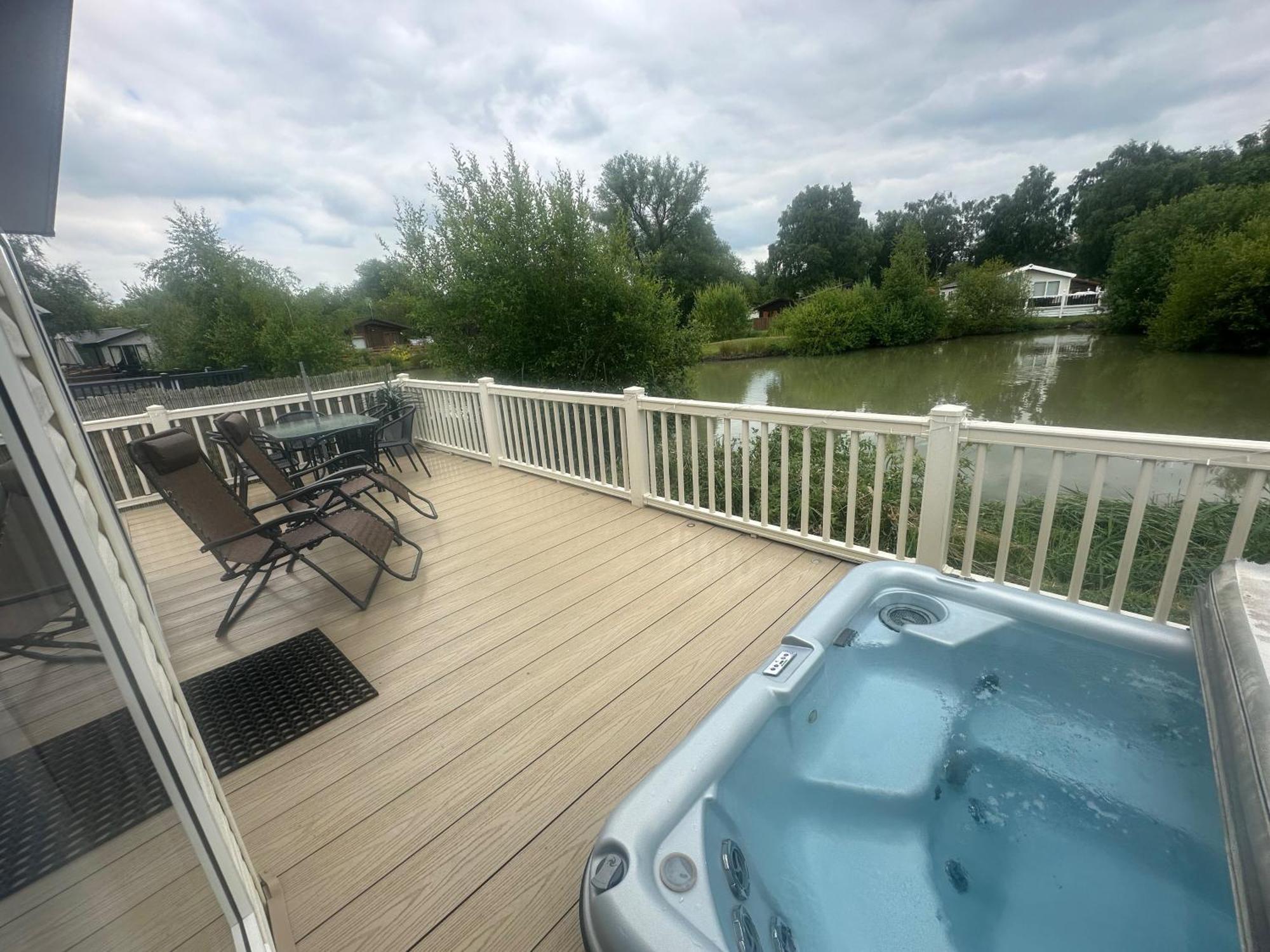 Luxury Lakeside L2 With Hot Tub Situated At Lakes Country Park Holiday home *