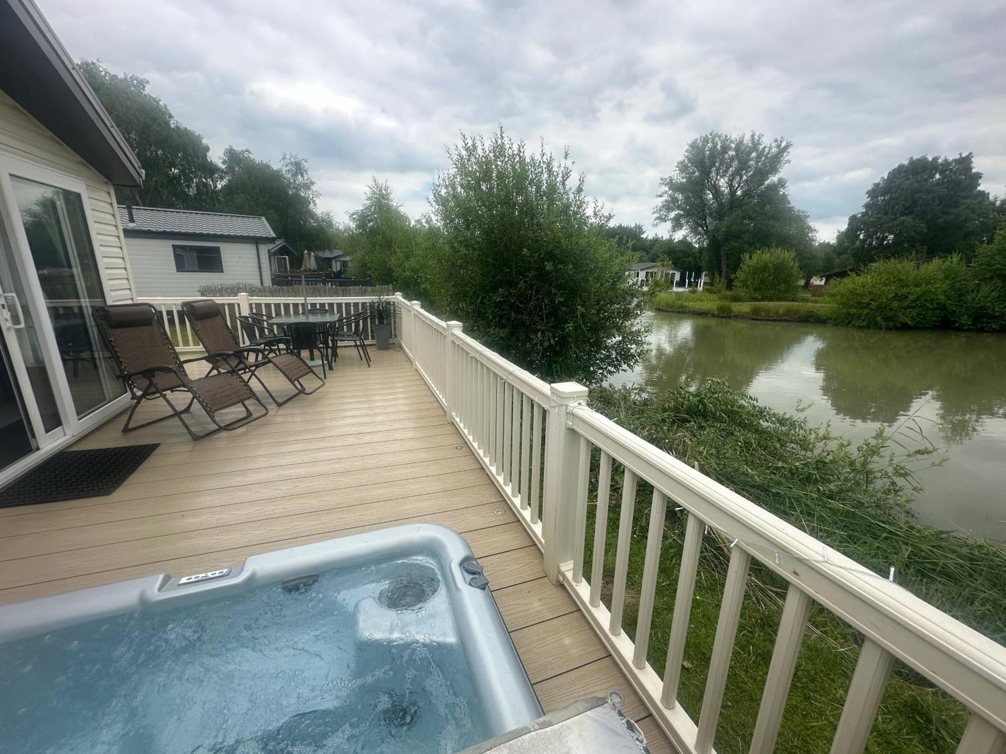 Luxury Lakeside L2 With Hot Tub Situated At Lakes Country Park Holiday home *