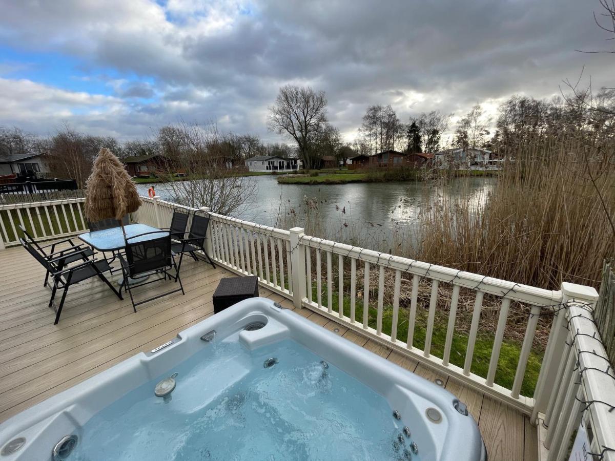 Luxury Lakeside L2 With Hot Tub Situated At Lakes Country Park * Tattershall