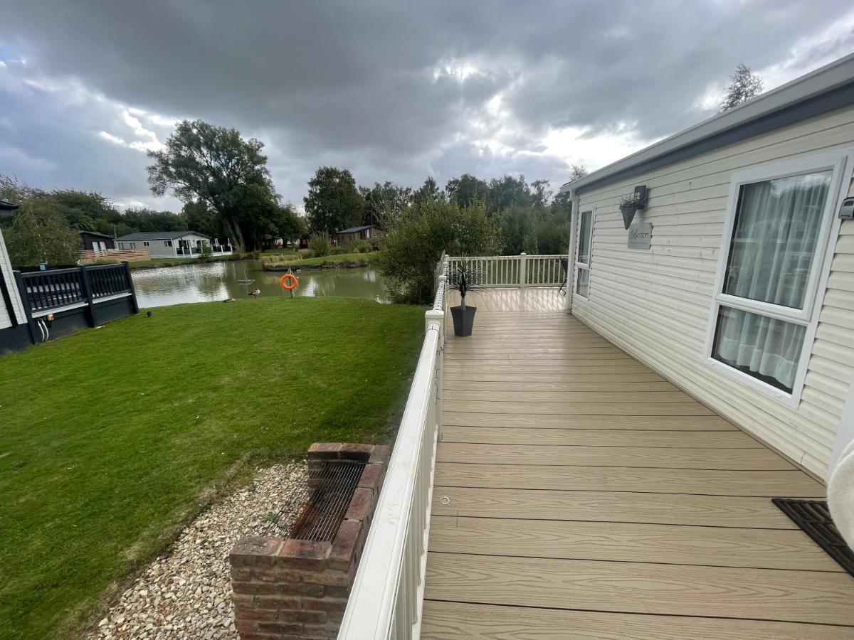 Luxury Lakeside L2 With Hot Tub Situated At Lakes Country Park Hébergement de vacances