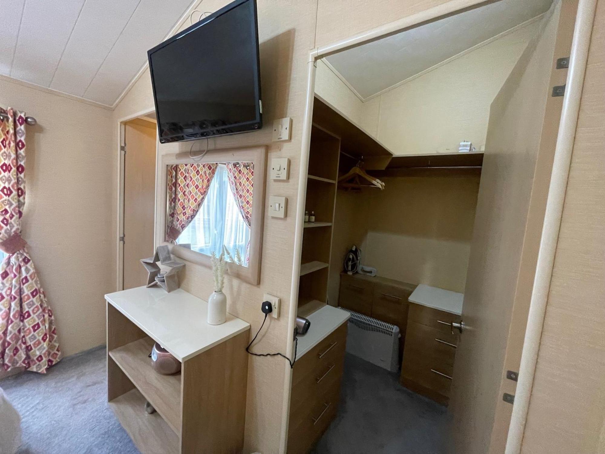 Luxury Lakeside L2 With Hot Tub Situated At Lakes Country Park *