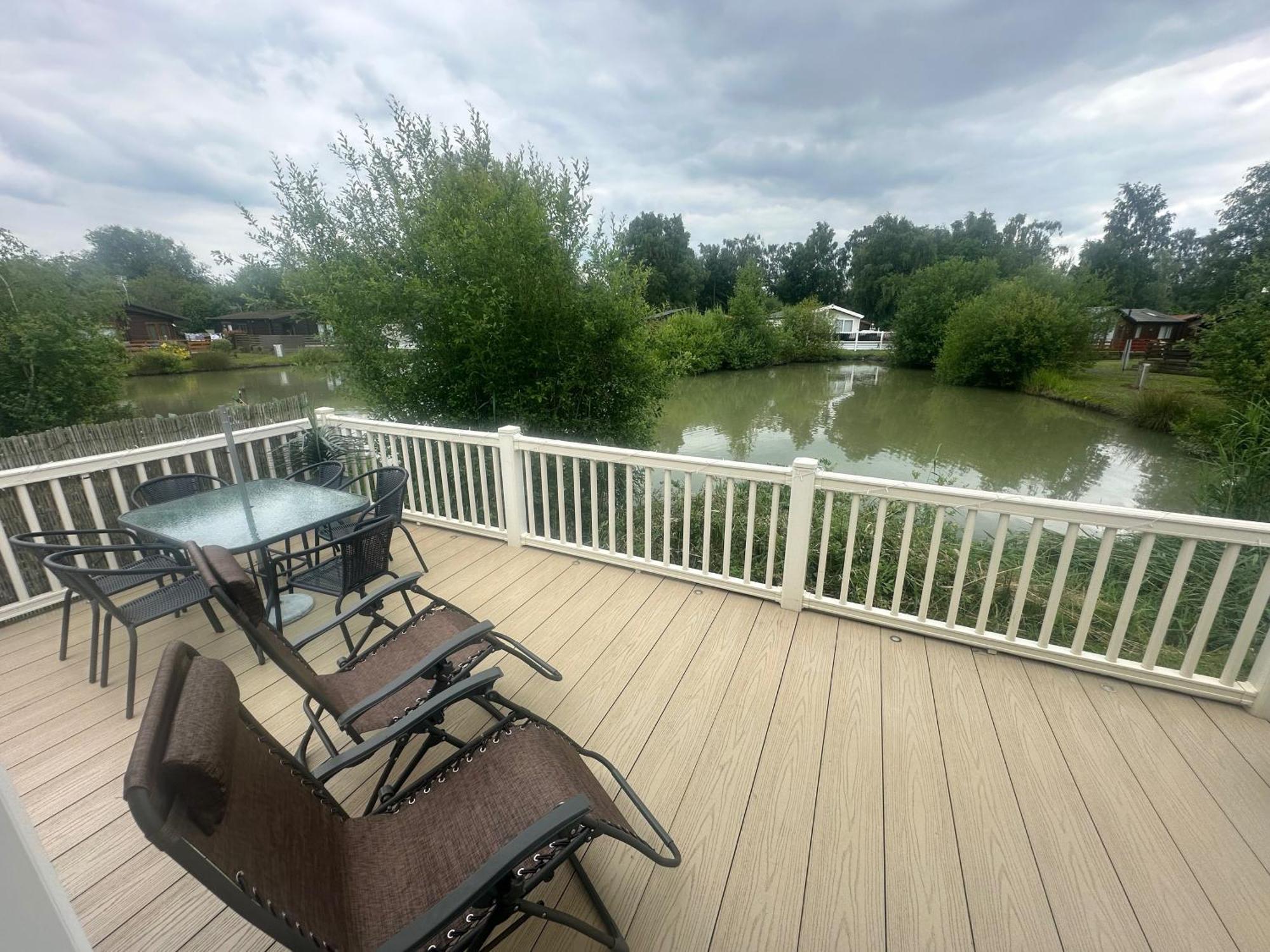 Luxury Lakeside L2 With Hot Tub Situated At Lakes Country Park *